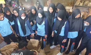 Seru! Ratusan Pelajar SMKN 1 Juwiring Praktik Bikin Gerabah di Melikan Klaten