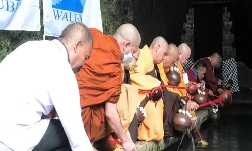 Detik-Detik Waisak, Umat Buddha Jalan Kaki Candi Mendut-Borobudur Magelang