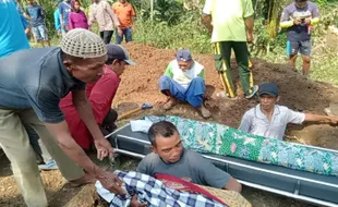 Ibu Bunuh 2 Anak & Gantung Diri di Jember, Pelaku Diduga Alami Depresi Berat