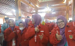 919 Calon Haji Sukoharjo Berpamitan, Bupati Beri Jaket Merah dan Lauk Instan