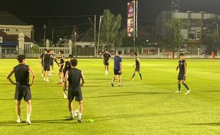 Skuad Jeonbuk Berlatih di Lapangan Kota Barat Solo, Jumat Malam Jajal Manahan