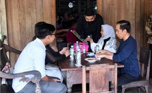 Liburan di Jogja, Presiden Jokowi Kunjungi Warung Kopi Klotok