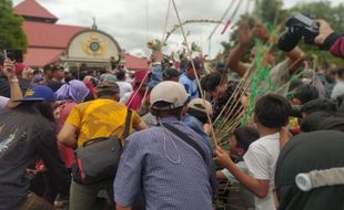 Waduh, Sejumlah Pengunjung Garebek Besar Jogja Kecopetan saat Berebut Gunungan