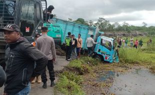 Truk Pasir Terperosok Kubangan di Manisrenggo Klaten, Kernet Meninggal Dunia