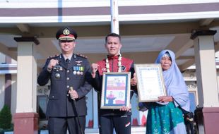 Ditemani Ibu, Pesilat Klaten Peraih Emas SEA Games Terima Penghargaan Polres