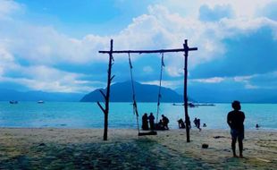 Pantai Mutiara Trenggalek, Tawarkan Keindahan Alam di Permukaan & Bawah Laut