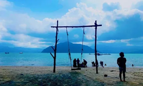 Pantai Mutiara Trenggalek, Tawarkan Keindahan Alam di Permukaan & Bawah Laut