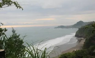 Menjelajah Pantai Surumanis, Pantai dengan Banyak Spot Foto di Kebumen