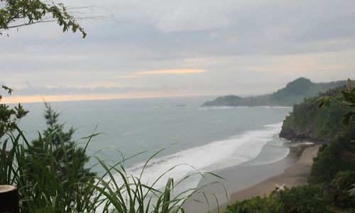 Menjelajah Pantai Surumanis, Pantai dengan Banyak Spot Foto di Kebumen