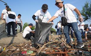 Pelindo Group Gelar Bersih Pantai di Semarang, Kumpulkan 1,7 Ton Sampah