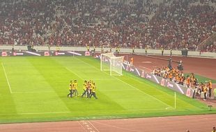 1 Fans Masuk ke Lapangan Seusai Laga Indonesia vs Argentina, Langsung Dibekuk