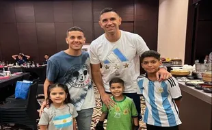 Pemain Persis Solo Messidoro Bisa Foto Bareng Kiper Argentina Martinez di Hotel