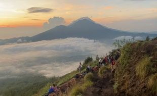 Tokoh Bali bakal Gugat Gubernur Wayan Koster Jika Terbit Perda Larangan Mendaki