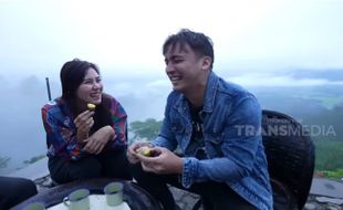 Viral Foto Rendy Kjaernett Bareng Perempuan Makan di Warung Mi Ayam