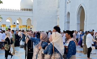 Jemaah Selfie Setelah Salat Id di Masjid Zayed Solo : Vibe-nya Kayak di Arab