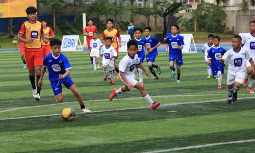 BRI Serahkan Bantuan Pendidikan Bagi 50 Talenta Sepak Bola Berbakat