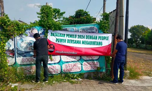 Spanduk Batalkan Pemilu Mendadak Bertebaran di Colomadu