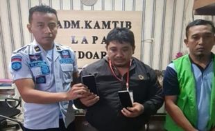 Demi Rp1,2 Juta, Pria Ini Nekat Selundupkan 2 Ponsel di Lapas Sidoarjo