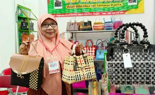 Tas Anyaman Plastik dari Sragen Dilirik Buyer dari Australia