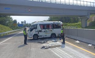 Minibus Pengantar Calhaj Asal Tegal Kecelakaan di Tol Salatiga, 8 Orang Terluka