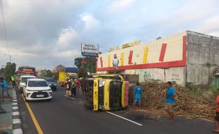 Truk Terguling di Jalan Solo-Jogja Klaten, Muatan Tebu Tumpah Berserakan