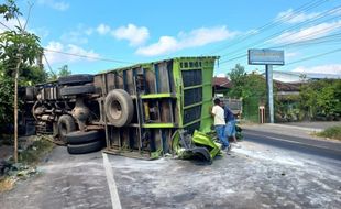 Ditabrak Truk Pakan, Truk Pengangkut Tepung Tapioka Terguling di Bypass Klaten