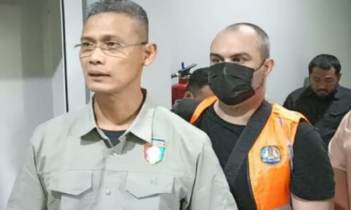 Tak Dipenjara, Turis Inggris Dideportasi akibat Bakar Gerbang Vila