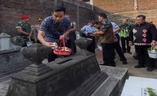 Gibran Tabur Bunga dan Kirim Doa di Makam Eks Wali Kota Solo Pertama