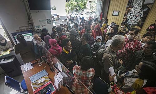 Membeludak, Begini Antrean Verifikasi Akun Hari Pertama PPDB SMP di Disdik Solo