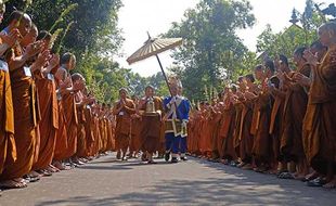 Khidmat, Ribuan Umat Buddha Ikuti Kirab Asalha Mahapuja di Borobudur