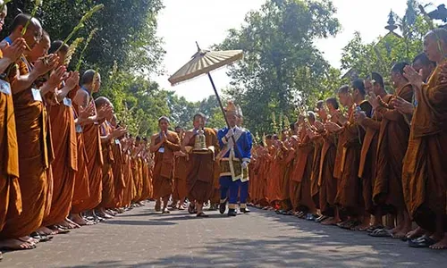 Khidmat, Ribuan Umat Buddha Ikuti Kirab Asalha Mahapuja di Borobudur