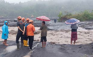 Banjir Lahar Dingin Semeru Terjang Wilayah Lumajang, Sejumlah Jembatan Putus