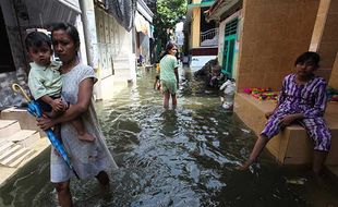 Banjir Rob Genangi Permukiman Padat Penduduk di Kalianak Timur Surabaya