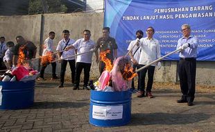 Mendag Musnahkan Barang Impor Ilegal Senilai Rp12 Miliar di Sidoarjo Jatim