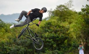 Aksi Freestyle Pegiat Olahraga Sepeda BMX di Ajang Fornas Bandung