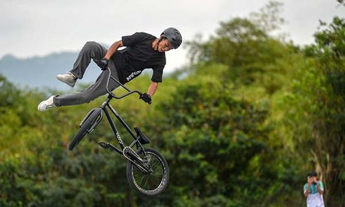 Aksi Freestyle Pegiat Olahraga Sepeda BMX di Ajang Fornas Bandung