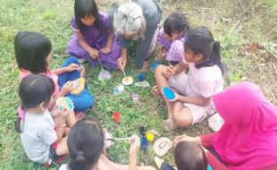 Seru! Anak-anak di Jatirunggo Kabupaten Semarang Berkreasi Melukis di Batu Kali