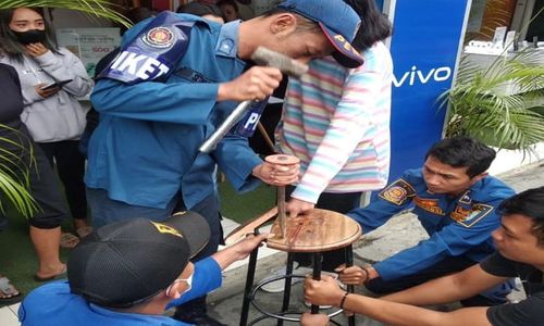 Jari Tangan Terjepit di Lubang Kursi, Warga Salatiga Minta Tolong Damkar