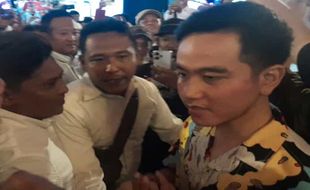 Gibran Hadiri Temu Relawan Jokowi & Gibran, Massa Nyanyikan Gibran Wapres 2024