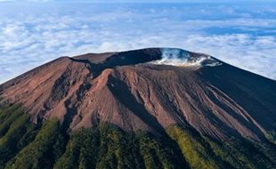 Status Gunung Slamet Naik Jadi Waspada, Begini Kata Pj Gubernur Jateng