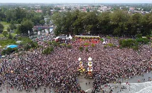 Ratusan Ribu Orang Saksikan Puncak Pesona Hoyak Tabuik di Pariaman