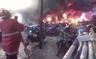 Puluhan Sepeda Motor Barang Bukti Terbakar di Pos Lantas Grogol Sukoharjo