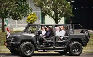 Coba Rantis Maung, Jokowi & Erick Disopiri Prabowo Keliling PT Pindad di Malang