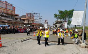 Jokowi Cek Konstruksi Beton Termahal di Indonesia di Jl. Solo-Purwodadi Sragen