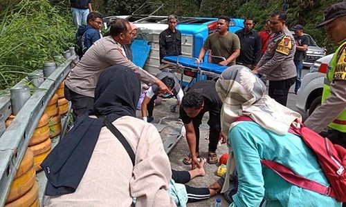 Kecelakaan Minibus di Jalan Raya Sarangan Magetan, Sejumlah Penumpang Luka-Luka