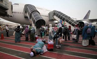 Ratusan Jemaah Haji Kloter 1 Debarkasi Surabaya Tiba di Bandara Juanda