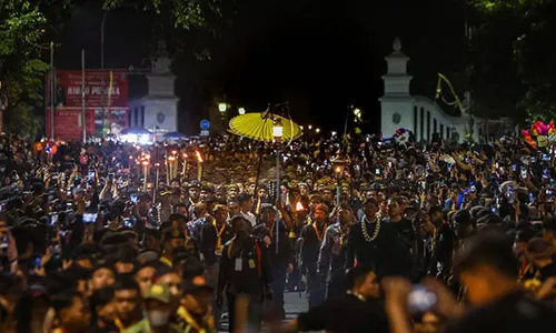 Ribuan Warga Saksikan Kirab Pusaka Malam 1 Suro Keraton Solo