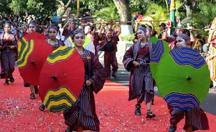 Warna-warni Kreasi Kain Lurik Tampil Elegan di Klaten Lurik Carnival