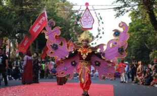 Penuh Warna di Klaten Lurik Carnival, Peserta Menari hingga Tampilkan Teatrikal