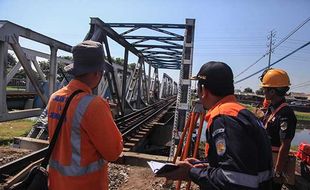 KNKT Kerahkan Tim Selidiki Kecelakaan KA Brantas Tabrak Truk di Semarang